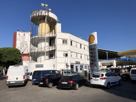 Både hotellet Ciudad de Marbella och den intilliggande bensinstationen bryter mot den gällande stadsplanen från 1986.