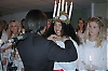 David Galán kröner årets Lucia Manda Stephenson med ett halssmycke.