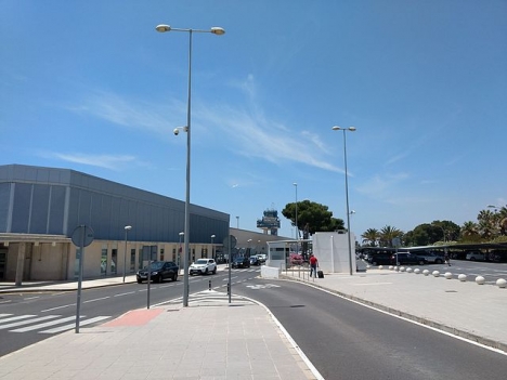 GoldCar kräver inlämning med full tank trots att det saknas en bensinstation nära flygplatsen i Almería, där den aktuella bilen återlämnades. Foto: Olea/Wikimedia Commons