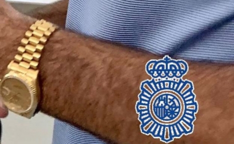 Polisen ertappade mannen på Málaga flygplats med klockan på sig. Foto: Policía Nacional