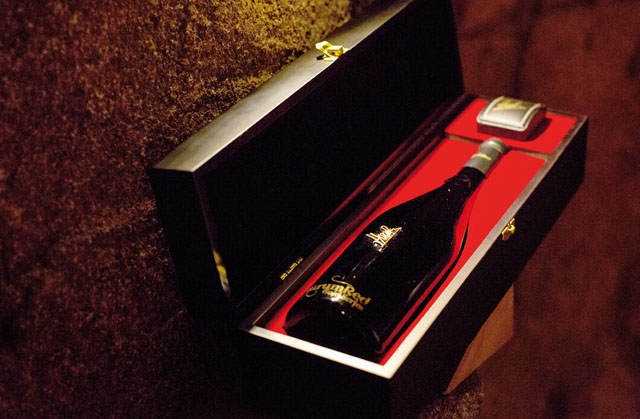 Endast 150 flaskor av AurumRed Gold säljs om året och de kostar 25 000 euro styck. Men då får man en fin låda och vinmakarens signatur i 18 karats guld på köpet. Foto: Aurumred Wine