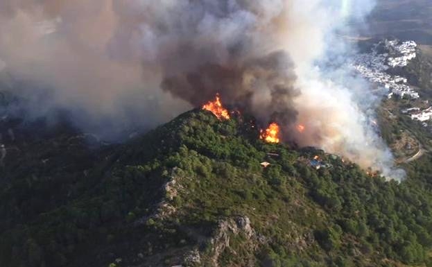 Branden nära Casares startade vid 19-tiden på tisdagen och har två härdar. Foto: Infoca