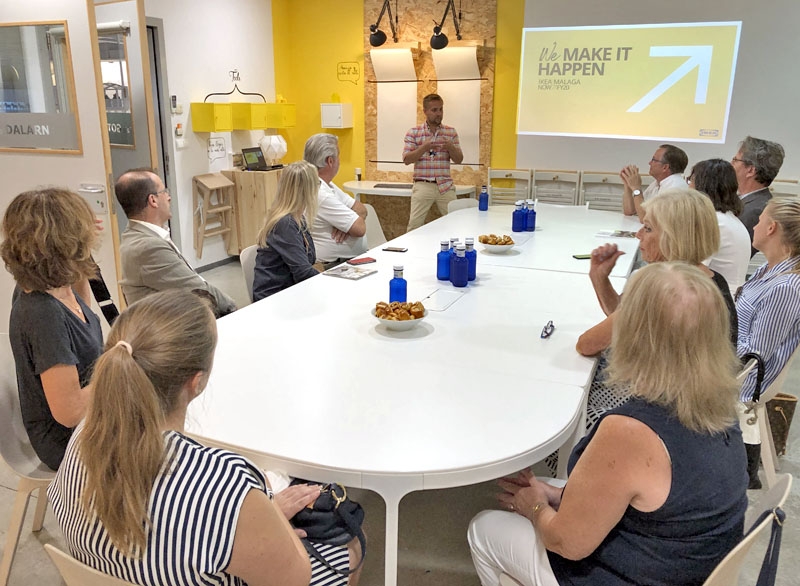 Linus Frejd var mer intresserad av kammarmedlemmarnas frågor än att skryta över hur bra IKEA Málaga är.