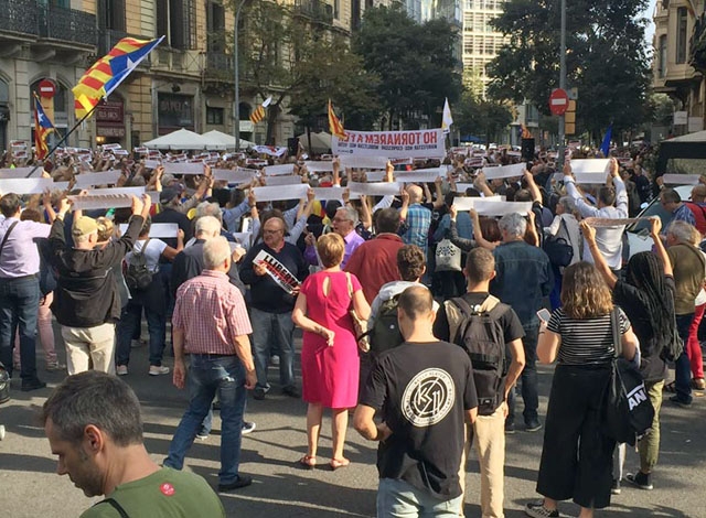Om det är de katalanska separatisterna som förtrycks, varför har de då i nu mer än sju års tid kunnat marschera med sina självständighetsflaggor medan de som vädrar pro-spanska sympatier riskerar stryk? Foto: Carina Martin