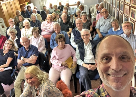 Mats Björkmans föredrag är omåttligt populära och så sent som 4 november hade han publikrekord, med 330 åhörare i Nerja. Fotot är från ett tidigare föredrag i La Campana. Detta blir första gången som han talar Live, via YouTube.