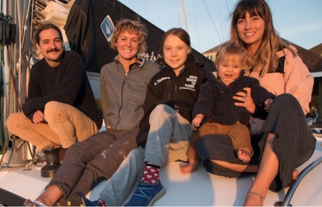 Greta Thunberg har delat ett foto med den australiensiska familj som erbjudit henne att segla på deras katamaran från USA till Europa.