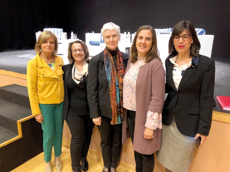 Från vänster vice talmannen i det andalusiska regionalparlamentet Esperanza Oña, María Consuelo Calatayud Bernabeu, ordförande i Språklärarnas riksförbund i Östergötland, utbildningskonsulten Inger Enkvist, Helena Enroos, spansklärare på Åland samt Sveriges konsul Isabel Pascual Villamor.