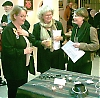 Konstnärerna Monika Winberg, Lena Winnberg-Björkman och Margit Björklund beundrar Tuvfessons silver. I bakgrunden syns en annan konstnär - Hasse Zättervall. 