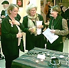 Konstnärerna Monika Winberg, Lena Winnberg-Björkman och Margit Björklund beundrar Tuvfessons silver. I bakgrunden syns en annan konstnär - Hasse Zättervall.