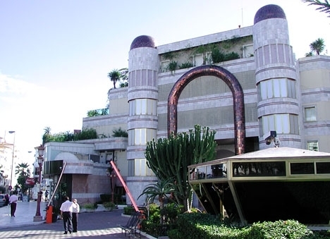 En av släkten Assads mer än 500 egendomar i Spanien är lyxkomplexet Grey D´Albion, i Puerto Banús.