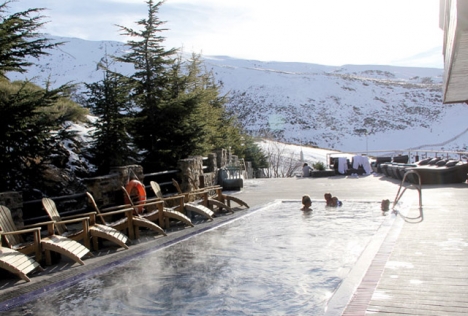 El Lodge är det enda hotellet i Sierra Nevada där man kan bada utomhus i 35-gradigt vatten.