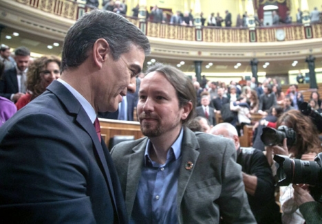 Pedro Sánchez med ledaren för koalitionspartnern Unidas Podemos, direkt efter utnämningen 7 januari. Foto: PSOE