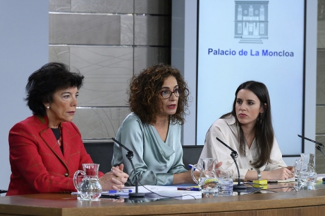 Den nya regeringen gick i sin första presskonferens efter ministermötet 17 januari till hård attack mot den antagna veto-rätten i Murcia.