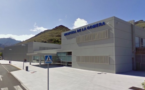 Den smittade tyske mannen hålls isolerad på sjukhuset på La Gomera. Foto: Google Maps