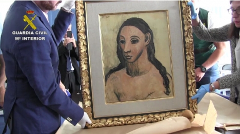Guardia Civil med den beslagna tavlan av Picasso.
