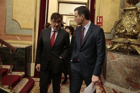 Hälsovårdsministern Salvador Illa med regeringschefen Pedro Sánchez.