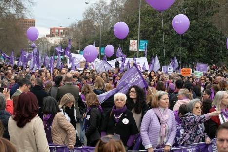 Hundratusentals personer, majoriteten kvinnor, trotsade 8 mars coronaoron för att uppmärksamma Internationella kvinnodagen. Foto: PSOE