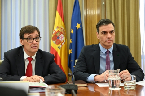 Regeringschefen Pedro Sánchez med hälsovårdsministern Salvador Illa.