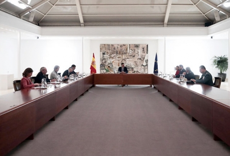 Spaniens krisgrupp i möte med regeringschefen Pedro Sánchez.
