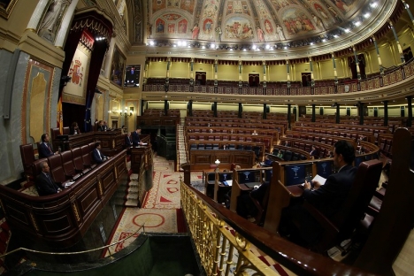 Pedro Sánchez redogjorde 18 mars för larmsituationen i Spanien, inför ett närmast tomt parlament. Foto: PSOE