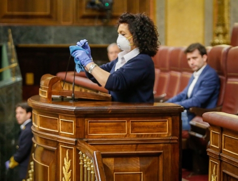 En symbol för den sanitära krisen i Spanien är hur talarstolen i riksparlamentet på onsdagen desinfektades mellan varje talare. Foto: PSOE