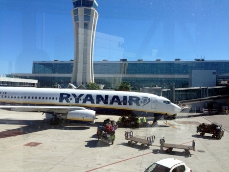 För andra dagen i rad har Ryanair nekat svenskar att flyga till Köpenhamn.