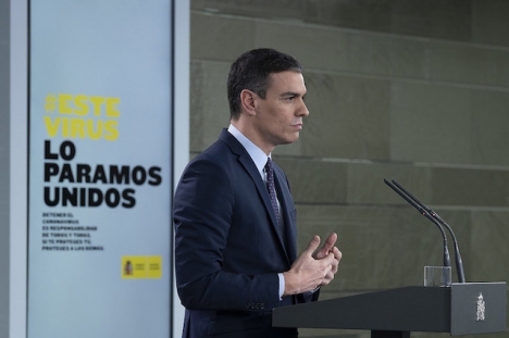 En sammanbiten Sánchez framträdde en vecka in på karantänen i Spanien.