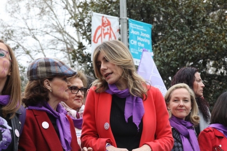 Vice regeringschefen Carmen Calvo till vänster och regeringschefen Pedro Sánchez hustru Begoña Gómez i mitten vid marschen 8 mars. Båda är nu smittade av Covid-19. Calvo, liksom Gómez far och svärmor, är inlagda på sjukhus. Foto: PSOE