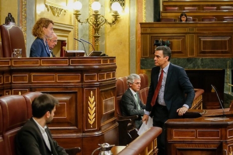 Regeringschefen Pedro Sánchez och talmannen Meritxell Batet under den utdragna debatten i riksparlamentet 25 mars. Foto: PSOE
