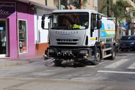 Det som sprutas på gatorna mot coronaviruset är ej något gift, utan desinfektionsmedel. Foto: Ayto de Fuengirola