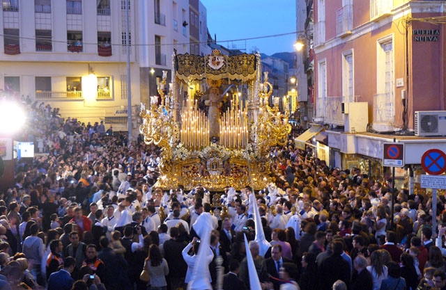 Vírgen de la Paloma i procession vid Calle Carretería, i Málaga.