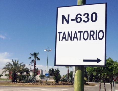 I mars månad avled omkring 45 000 människor i Spanien, vilket är 50 procent fler än normalt. (Tanatorio är den den plats där det hålls dödsvakor.)
