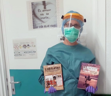 María José Rodríguez jobbar som sjuksköterska på Hospital Costa del Sol. På bilden syns hon med böcker som donerats till Coronapatienterna. Foto: Privat