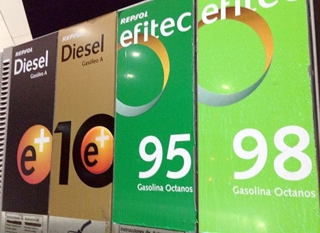De rekordlåga bränslepriserna har lett till den första negativa inflationen i Spanien på nära fyra år.