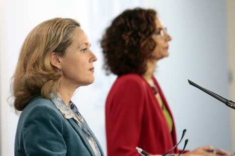 Finansministern Nadia Calviño och skatteministern María Jesús Montero, vid fredagens presskonferens. Foto: PSOE