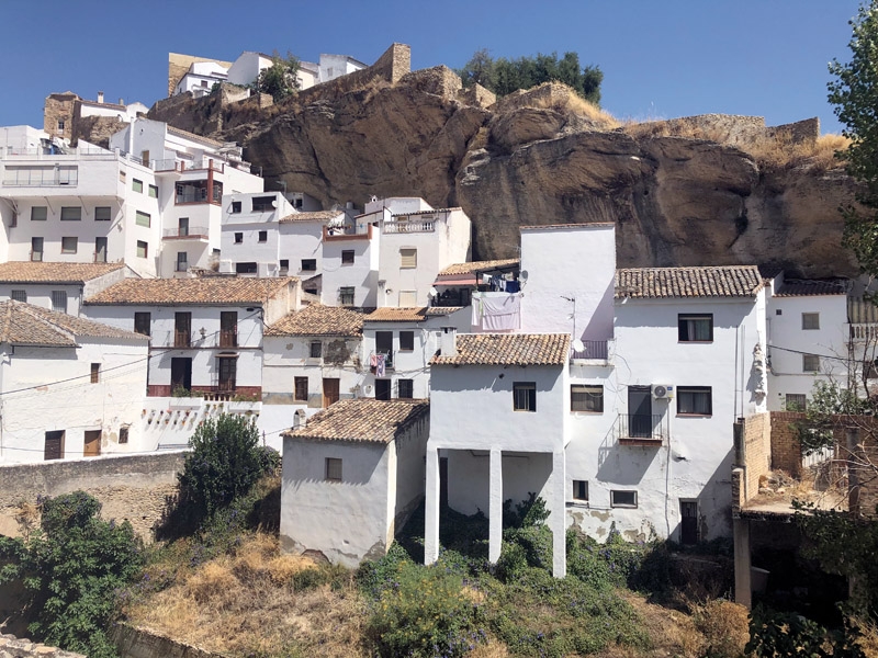 Kalken sägs ha renande effekter och en av orsakerna till de vitmålade andalusiska byarna, sägs vara just epidemier på 1500- till 1800-talen. Fotot är från Setenil de las Bodegas (Cádiz).