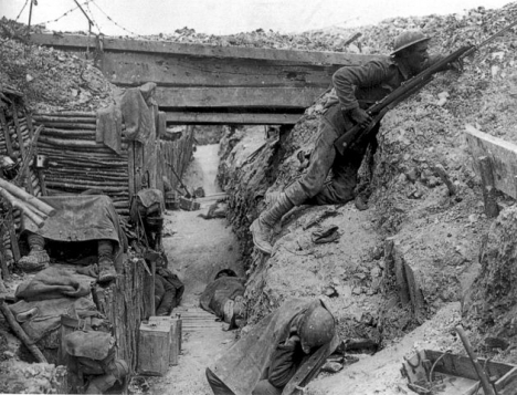 Mot bättre vetande tar undertecknad efter ovanan att bruka krigsliknelser. Fotot är från slaget vid Somme, 1916. Foto: John Warwick Brooke  (1886–1929) /Wikimedia Commons