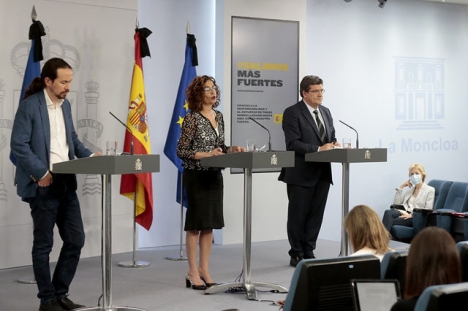 Antagandet av medborgarlönen presenterades av ministrarna Pablo Iglesias (sociala frågor), María Jesús Montero (budget) och José Luís Escrivá (försäkringskassan).