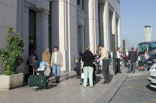 Precis innanför dörrarna vid avgångshallen i terminal 2 på Málaga flygplats blev det stopp för Thomas Hedrén, som nekades flyga till Sverige då han är bofast i Spanien. ARKIVBILD