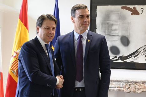 Pedro Sánchez (till höger) har tillsammans med Italiens premiärminister Giuseppe Conte, bett om en europeisk samordning när gränserna öppnas igen både inom EU och framför allt mot icke EU-länder. ARKIVBILD