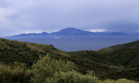Minst 240 flyktingar anlände till Andalusiens kuster i helgen, bland annat undsattes fem personer som försökte ta sig över Gibraltarsund i två kajaker. 