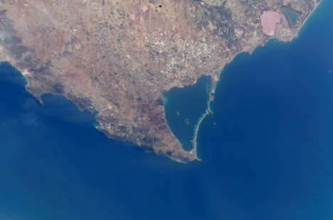 Mar Menor, som är en saltvattenslagun i Murcia, är allvarligt hotad av övergödning från de närliggande jordbruken.