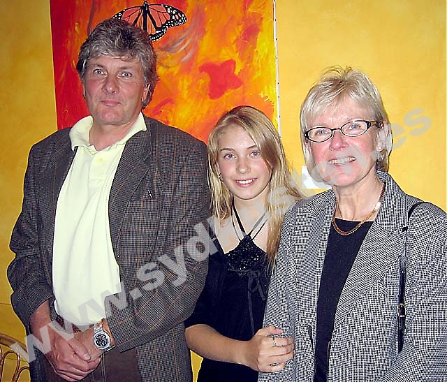 Stolta föräldrarna Håkan och Birgitta med konstnären Elin Schnipper.