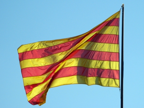 Drygt 40 procent av katalanerna känner sig lika mycket spanska som katalanska.