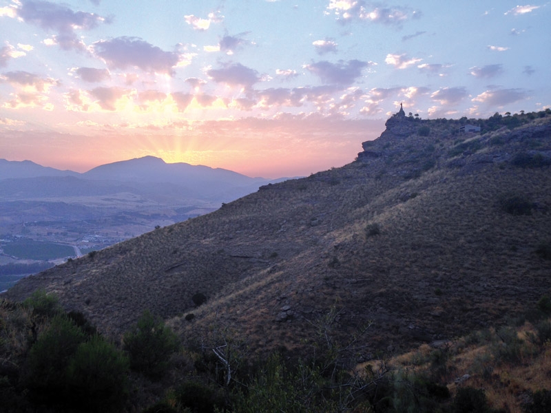 En kvällsvandring till Santo de Pizarra medför att man även får uppleva den fantastiska solnedgången från denna plats.