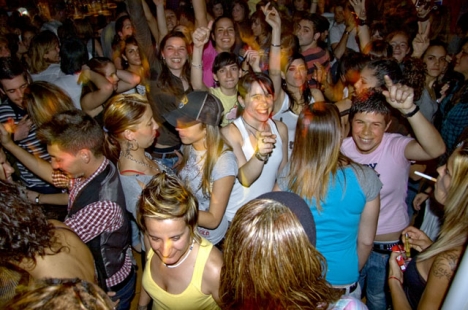 Den omfattande smittspridningen bland inte minst ungdomar har föranlett beslutet om total stängning av diskotek och nattklubbar. ARKIVBILD