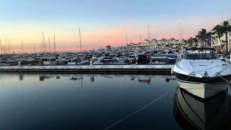 Puerto Banús är en av världens viktigaste lyxhamnar och har uppnått stor internationell berömmelse och prestige genom åren. Den attraherar fortfarande efter ett halvt sekel de största jakterna och har enligt Wikipedia de fjärde dyraste hamnavgifterna i världen.