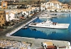 Lyxjakterna lockar i sin tur många turister till Puerto Banús.
Staty: Den ryska statyn ”Segern”, vid den östra infarten till Puerto Banús.
Gammal vykortsbild: Puerto Banús hade ursprungligen en kapacitet för 950 båtar och de största lyxjakterna som existerade vid tidpunkten. Hamnen byggdes med Saint-Tropez på Franska rivieran som förebild.