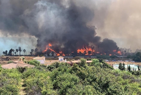 Laguna Village i lågor. Foto: Ayto de Estepona