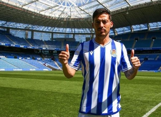 David Silva har befunnits smittad av Covid-19 efter att ha flugit från Gran Canaria till San Sebastián, med två olika flyg.